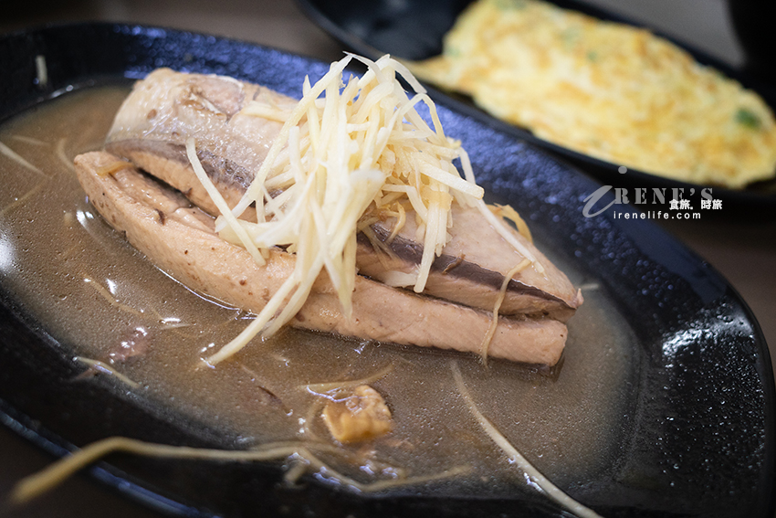 南部味的魯肉飯、虱目魚湯，海鮮粥料多味美超大碗，想吃魚腸請早上9:30前到才有機會