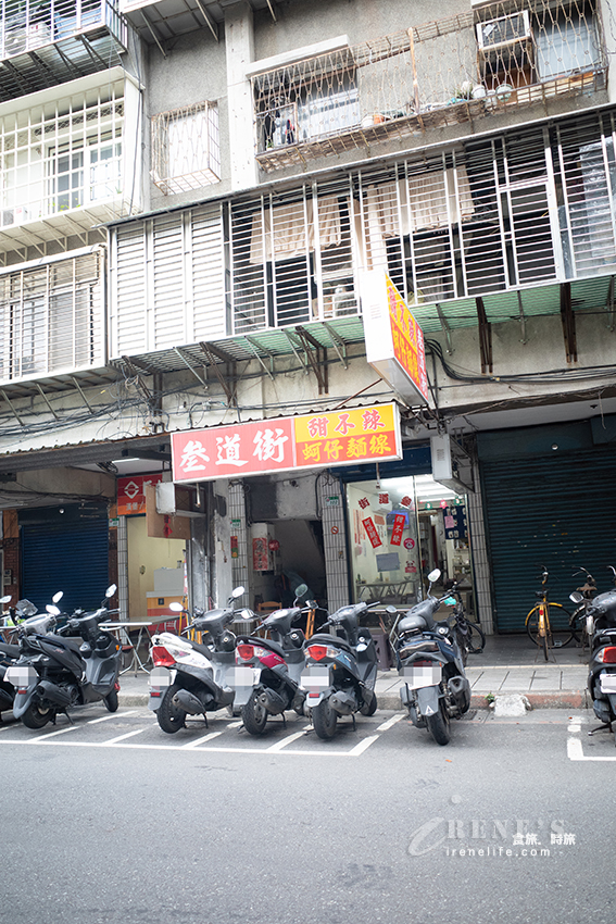綜合麵線一次吃到大腸、鮮蚵、中卷，料多實在湯頭好，還可以配份香腸和糯米腸