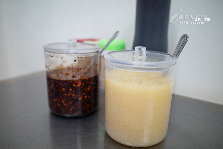 綜合麵線一次吃到大腸、鮮蚵、中卷，料多實在湯頭好，還可以配份香腸和糯米腸