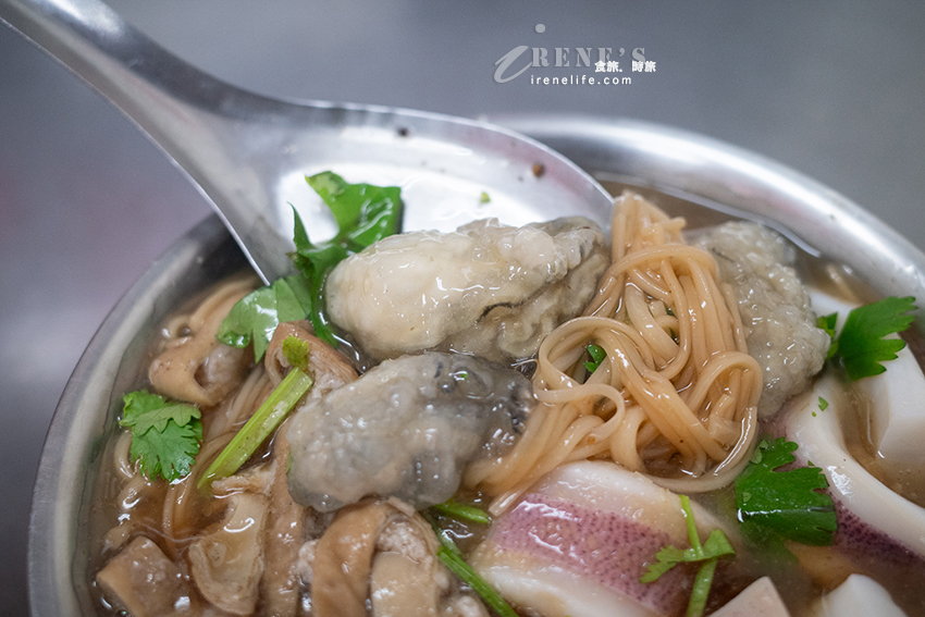 綜合麵線一次吃到大腸、鮮蚵、中卷，料多實在湯頭好，還可以配份香腸和糯米腸