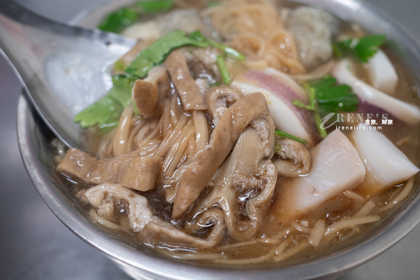 綜合麵線一次吃到大腸、鮮蚵、中卷，料多實在湯頭好，還可以配份香腸和糯米腸