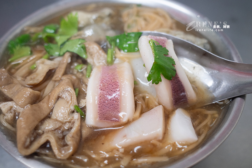 綜合麵線一次吃到大腸、鮮蚵、中卷，料多實在湯頭好，還可以配份香腸和糯米腸