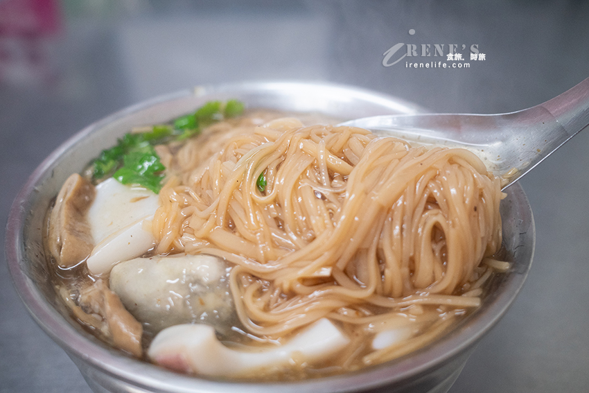 綜合麵線一次吃到大腸、鮮蚵、中卷，料多實在湯頭好，還可以配份香腸和糯米腸