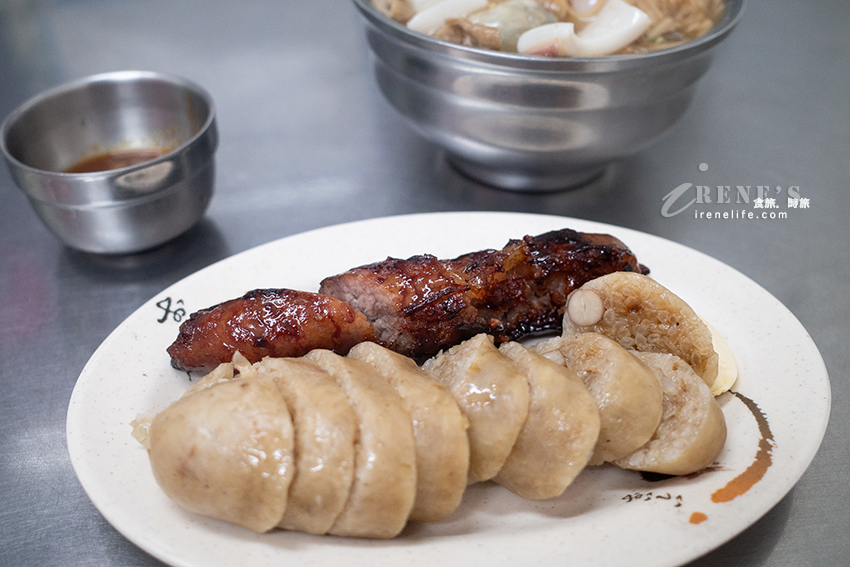 綜合麵線一次吃到大腸、鮮蚵、中卷，料多實在湯頭好，還可以配份香腸和糯米腸