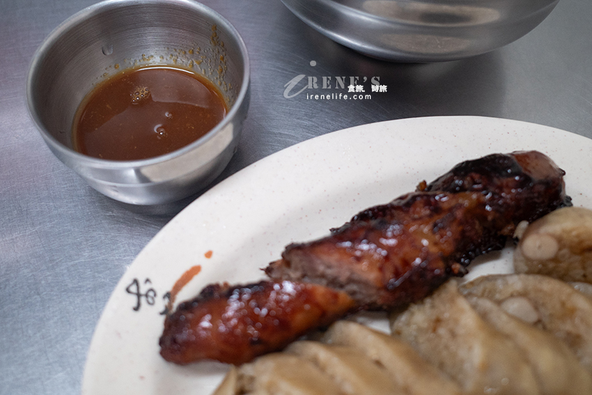 綜合麵線一次吃到大腸、鮮蚵、中卷，料多實在湯頭好，還可以配份香腸和糯米腸