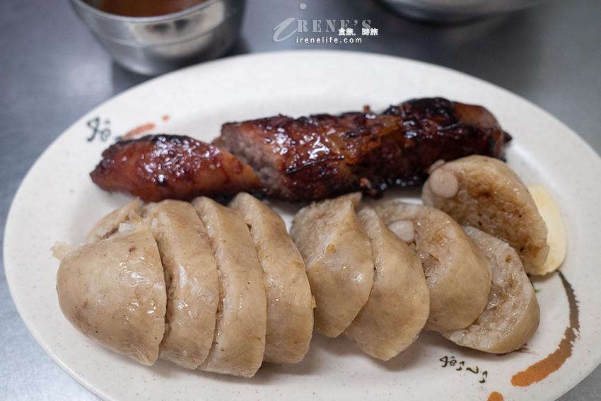 綜合麵線一次吃到大腸、鮮蚵、中卷，料多實在湯頭好，還可以配份香腸和糯米腸