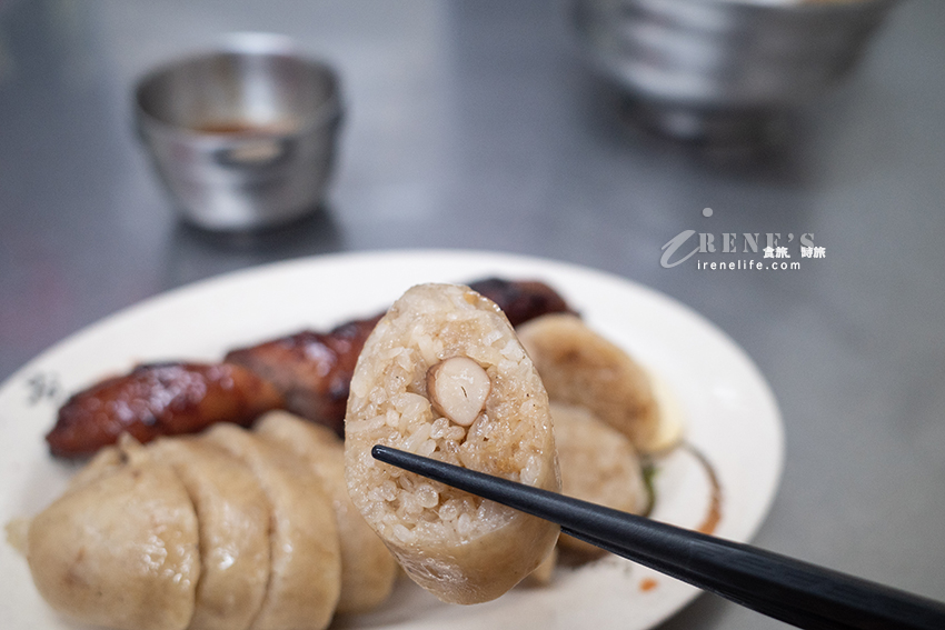 綜合麵線一次吃到大腸、鮮蚵、中卷，料多實在湯頭好，還可以配份香腸和糯米腸