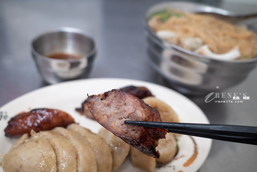 綜合麵線一次吃到大腸、鮮蚵、中卷，料多實在湯頭好，還可以配份香腸和糯米腸