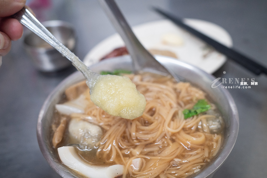 綜合麵線一次吃到大腸、鮮蚵、中卷，料多實在湯頭好，還可以配份香腸和糯米腸
