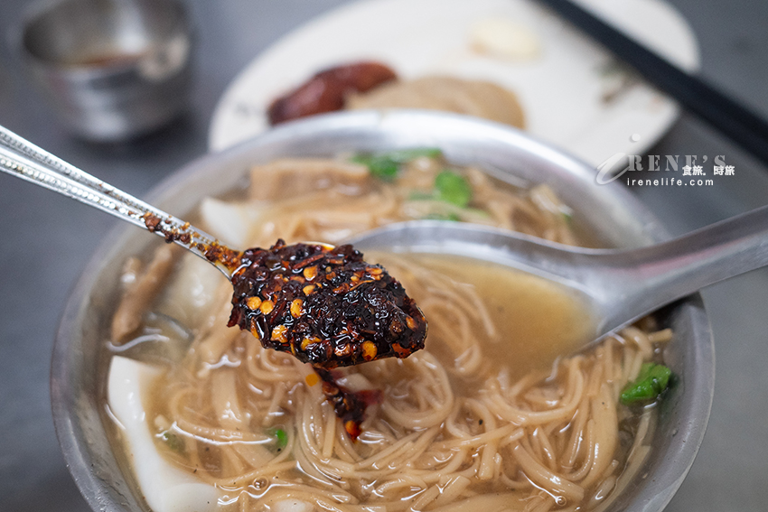 綜合麵線一次吃到大腸、鮮蚵、中卷，料多實在湯頭好，還可以配份香腸和糯米腸