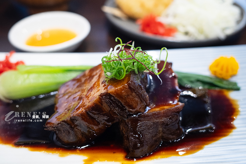 蘆洲隱藏版中式套餐咖啡店，東坡肉、油雞腿、酸菜牛全都吃的到，一個人就開吃