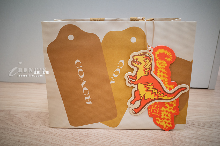 全台首間「Coach Play」概念店，複合式餐飲，咖啡、千層餅、霜淇淋，獨家Coach紙袋好可愛
