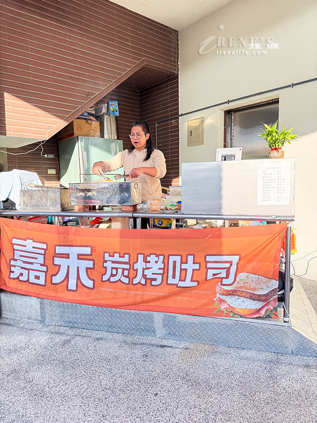 用炭烤的吐司就是香！別人是大腸包小腸，這家是小腸包大腸，鴨胸、麻油松阪蛋吐司