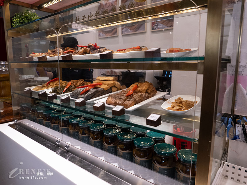 百吃不膩的雙月食品社,挑戰表面張力的雞湯,新品富士吻仔山拌飯很特別 百吃不膩的雙月食品社,挑戰表面張力的雞湯,新品富士吻仔山拌飯很特別