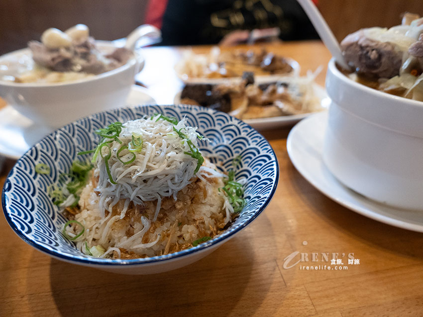 百吃不膩的雙月食品社,挑戰表面張力的雞湯,新品富士吻仔山拌飯很特別 百吃不膩的雙月食品社,挑戰表面張力的雞湯,新品富士吻仔山拌飯很特別