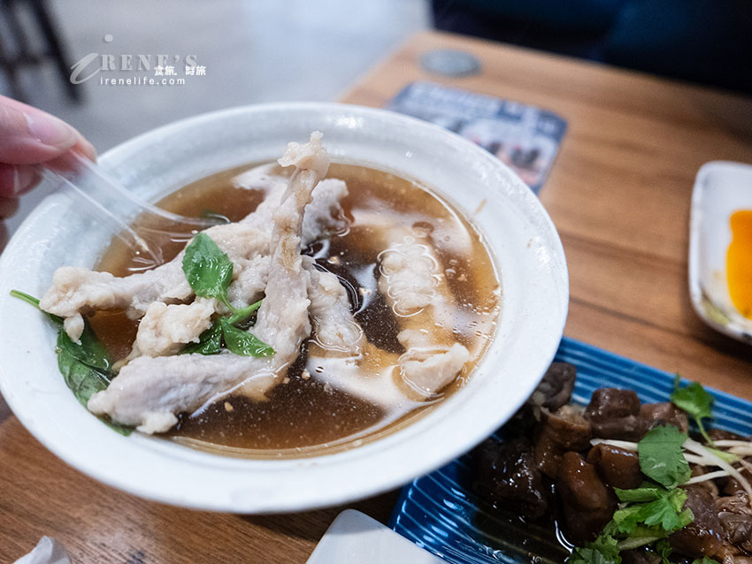 大溪老街排隊文青麵店，滷汁顏色超誘人，紅油抄手搭配獨門辣醬香中帶辣十分過癮