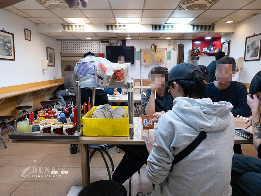 還沒開門就先排隊！捷運中山站人氣排隊小吃店，店內超多日本人，幾乎桌桌都有蒸餃