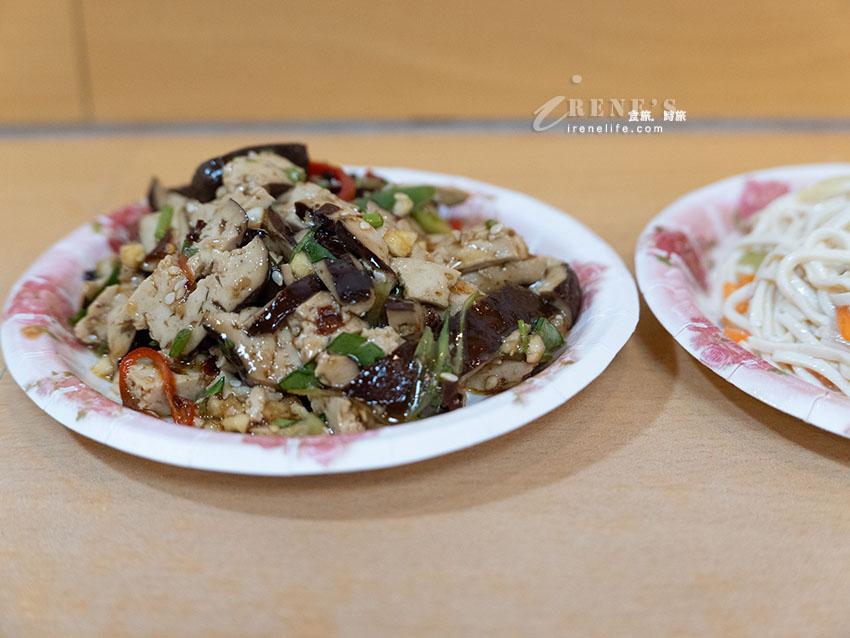 還沒開門就先排隊！捷運中山站人氣排隊小吃店，店內超多日本人，幾乎桌桌都有蒸餃