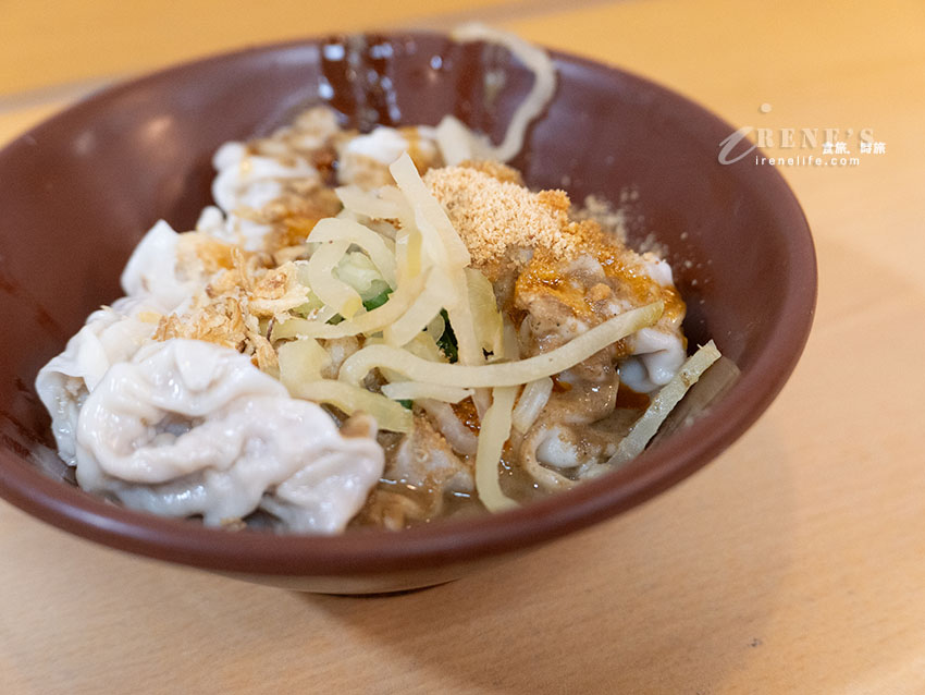 還沒開門就先排隊！捷運中山站人氣排隊小吃店，店內超多日本人，幾乎桌桌都有蒸餃