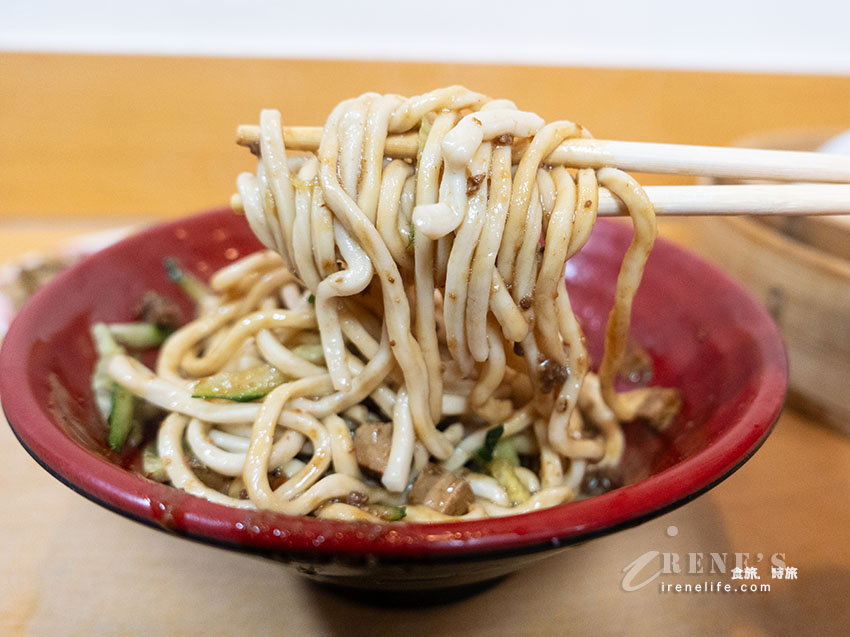 還沒開門就先排隊！捷運中山站人氣排隊小吃店，店內超多日本人，幾乎桌桌都有蒸餃