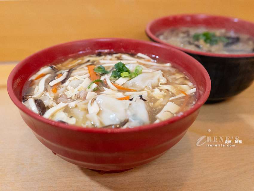還沒開門就先排隊！捷運中山站人氣排隊小吃店，店內超多日本人，幾乎桌桌都有蒸餃