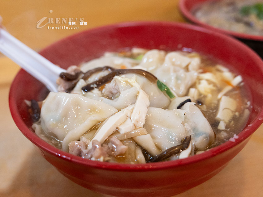 還沒開門就先排隊！捷運中山站人氣排隊小吃店，店內超多日本人，幾乎桌桌都有蒸餃