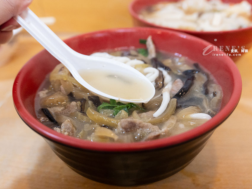 還沒開門就先排隊！捷運中山站人氣排隊小吃店，店內超多日本人，幾乎桌桌都有蒸餃