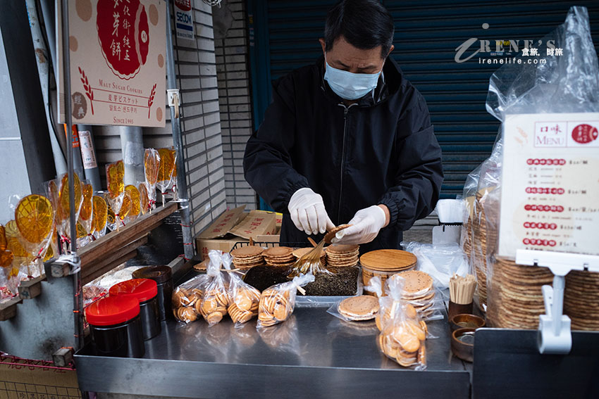 大稻埕隱藏人氣古早味點心，現拉麥芽糖好吃不黏牙，花生粉+梅子粉香而不甜膩，假日排隊人潮沒斷過