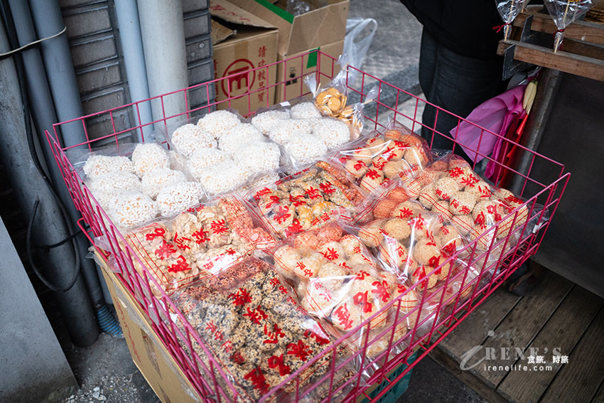 大稻埕隱藏人氣古早味點心，現拉麥芽糖好吃不黏牙，花生粉+梅子粉香而不甜膩，假日排隊人潮沒斷過