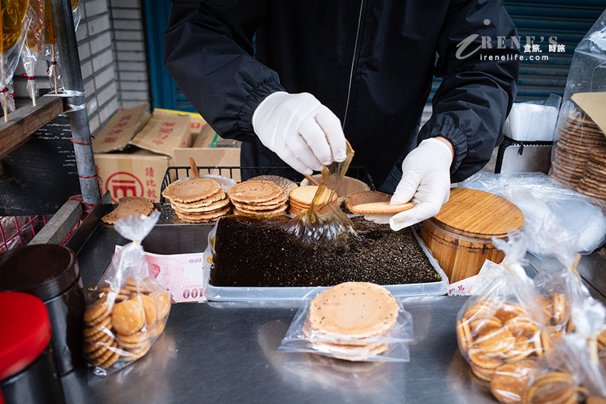 即時熱門文章：大稻埕隱藏人氣古早味點心，現拉麥芽糖好吃不黏牙，花生粉+梅子粉香而不甜膩，假日排隊人潮沒斷過