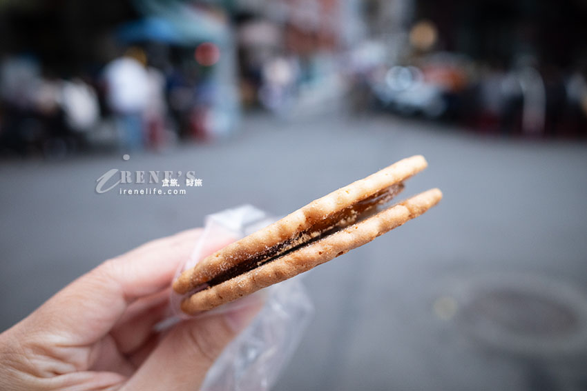 大稻埕隱藏人氣古早味點心，現拉麥芽糖好吃不黏牙，花生粉+梅子粉香而不甜膩，假日排隊人潮沒斷過