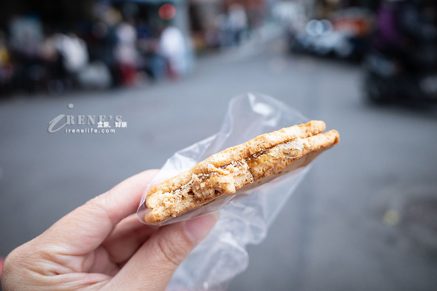 大稻埕隱藏人氣古早味點心，現拉麥芽糖好吃不黏牙，花生粉+梅子粉香而不甜膩，假日排隊人潮沒斷過