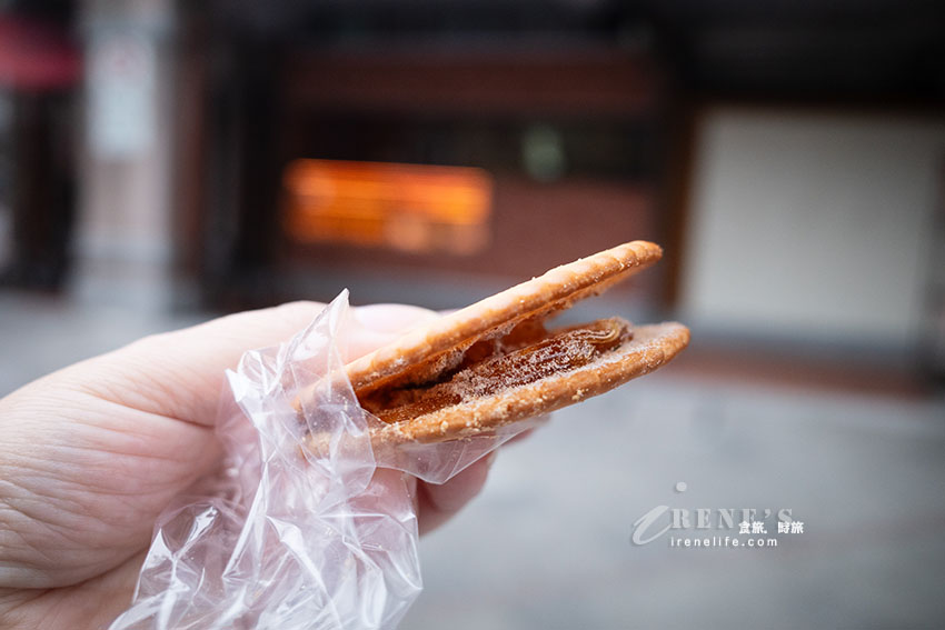 大稻埕隱藏人氣古早味點心，現拉麥芽糖好吃不黏牙，花生粉+梅子粉香而不甜膩，假日排隊人潮沒斷過