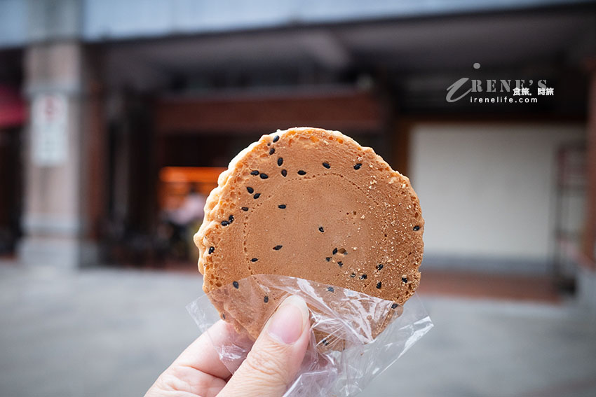 大稻埕隱藏人氣古早味點心，現拉麥芽糖好吃不黏牙，花生粉+梅子粉香而不甜膩，假日排隊人潮沒斷過
