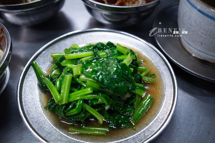 南機場夜市始終大排長龍的人氣小吃，筒仔米糕、滷肉飯、芋頭排骨酥湯都厲害