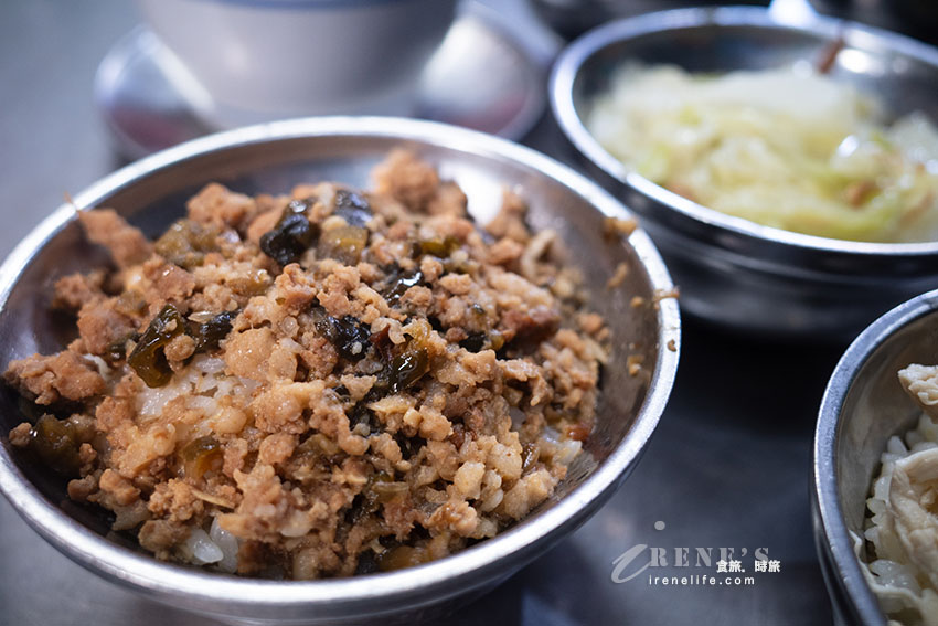 南機場夜市始終大排長龍的人氣小吃，筒仔米糕、滷肉飯、芋頭排骨酥湯都厲害