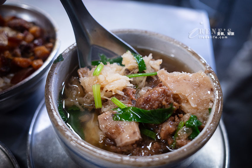 南機場夜市始終大排長龍的人氣小吃，筒仔米糕、滷肉飯、芋頭排骨酥湯都厲害