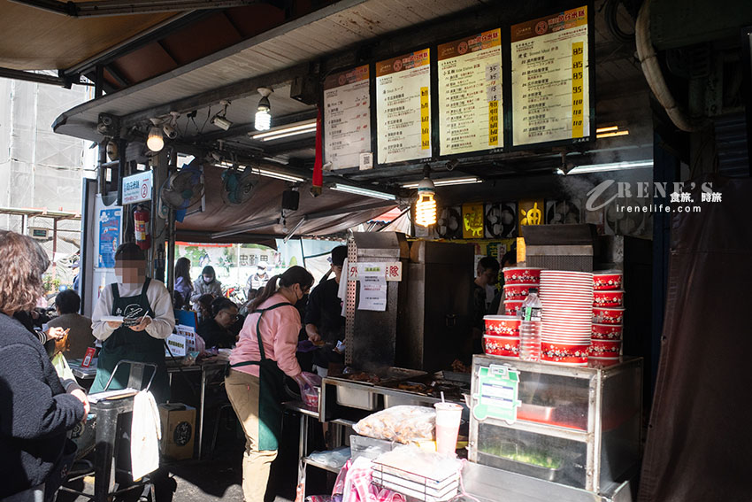 南機場夜市始終大排長龍的人氣小吃，筒仔米糕、滷肉飯、芋頭排骨酥湯都厲害