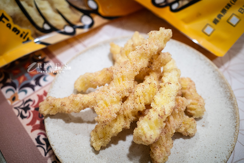 大溪老街人氣伴手禮，如貪食蛇的S型排隊人潮超誇張，一個人限購兩包還是炸到來不及賣