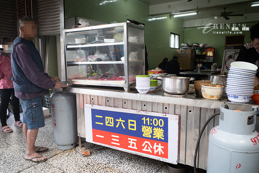 在地人才知道的頭城隱藏版美食，沒有招牌只有一堆人等外帶，料理都會加甜辣醬有夠特別