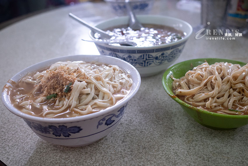 在地人才知道的頭城隱藏版美食，沒有招牌只有一堆人等外帶，料理都會加甜辣醬有夠特別