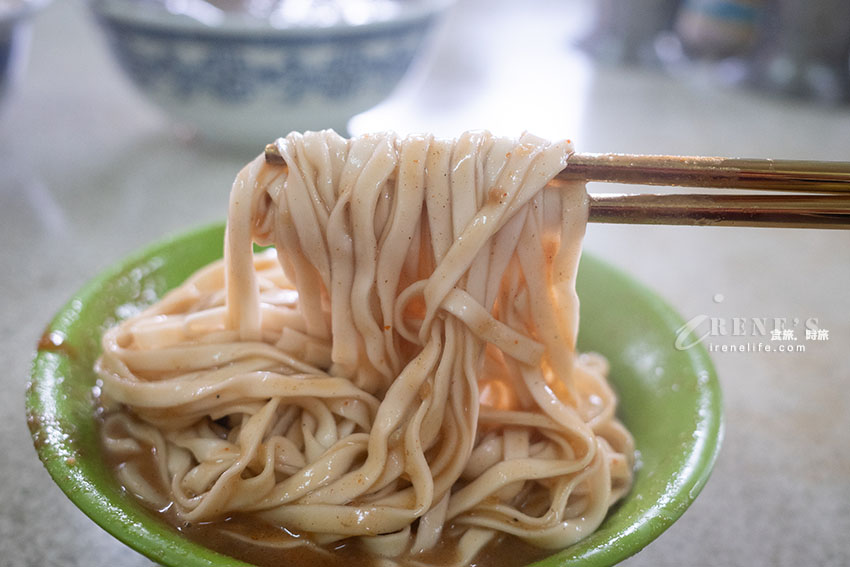 在地人才知道的頭城隱藏版美食，沒有招牌只有一堆人等外帶，料理都會加甜辣醬有夠特別