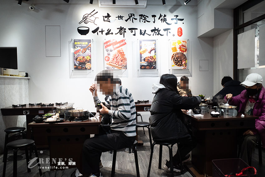 小火鍋店居然還有牛腱鍋、肋排鍋,魯肉飯、咖哩飯、王子麵、無限供應,胖胖霜淇淋一定要來一隻 小火鍋店居然還有牛腱鍋、肋排鍋,魯肉飯、咖哩飯、王子麵、無限供應,胖胖霜淇淋一定要來一隻