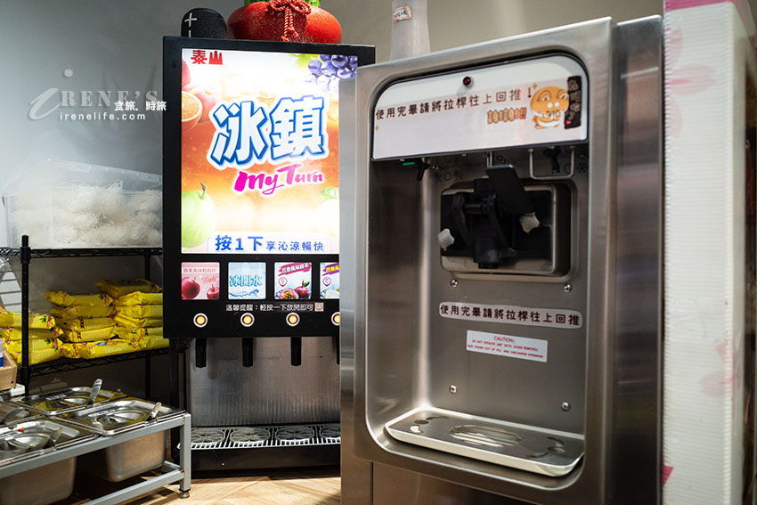 小火鍋店居然還有牛腱鍋、肋排鍋，魯肉飯、咖哩飯、王子麵、無限供應，胖胖霜淇淋一定要來一隻