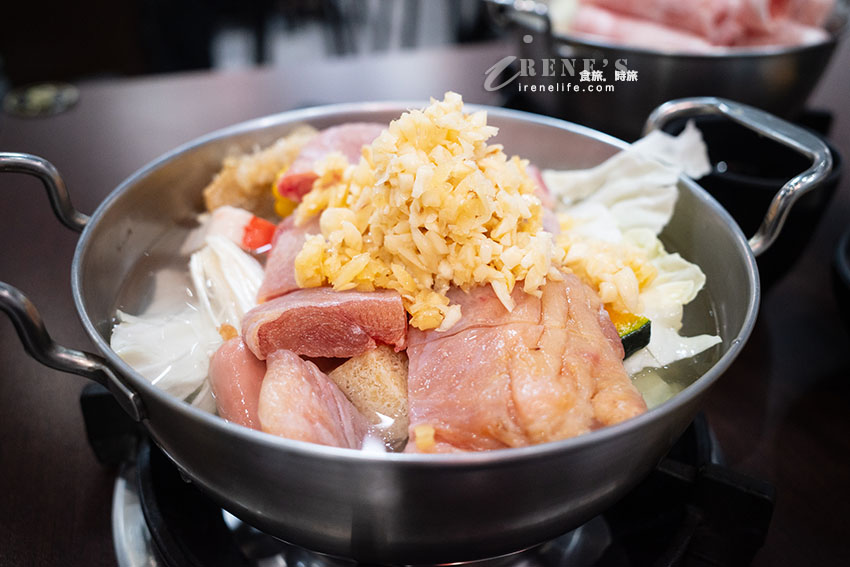 小火鍋店居然還有牛腱鍋、肋排鍋,魯肉飯、咖哩飯、王子麵、無限供應,胖胖霜淇淋一定要來一隻 小火鍋店居然還有牛腱鍋、肋排鍋,魯肉飯、咖哩飯、王子麵、無限供應,胖胖霜淇淋一定要來一隻