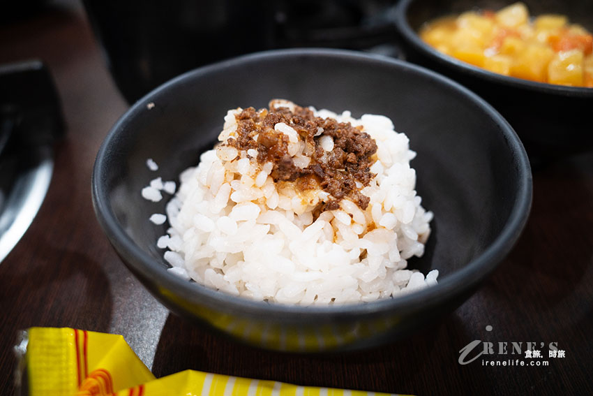 小火鍋店居然還有牛腱鍋、肋排鍋,魯肉飯、咖哩飯、王子麵、無限供應,胖胖霜淇淋一定要來一隻 小火鍋店居然還有牛腱鍋、肋排鍋,魯肉飯、咖哩飯、王子麵、無限供應,胖胖霜淇淋一定要來一隻