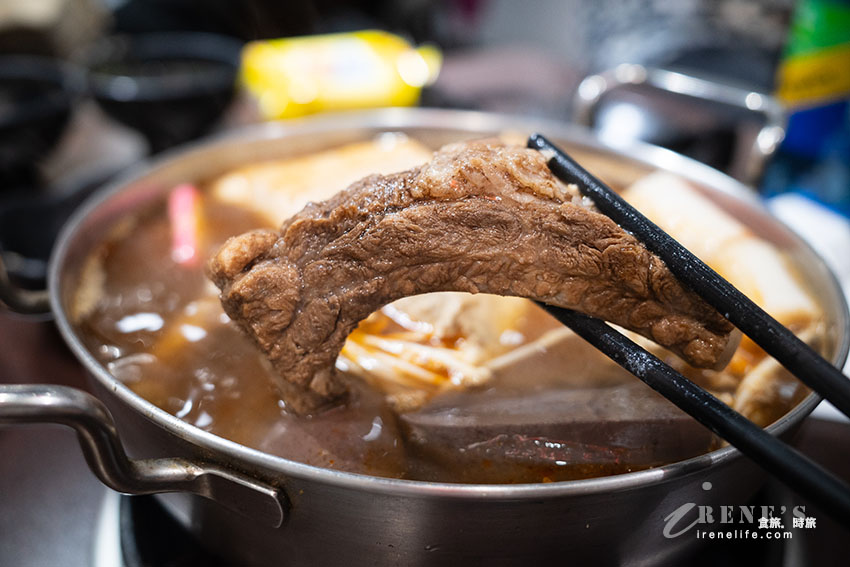 小火鍋店居然還有牛腱鍋、肋排鍋,魯肉飯、咖哩飯、王子麵、無限供應,胖胖霜淇淋一定要來一隻 小火鍋店居然還有牛腱鍋、肋排鍋,魯肉飯、咖哩飯、王子麵、無限供應,胖胖霜淇淋一定要來一隻