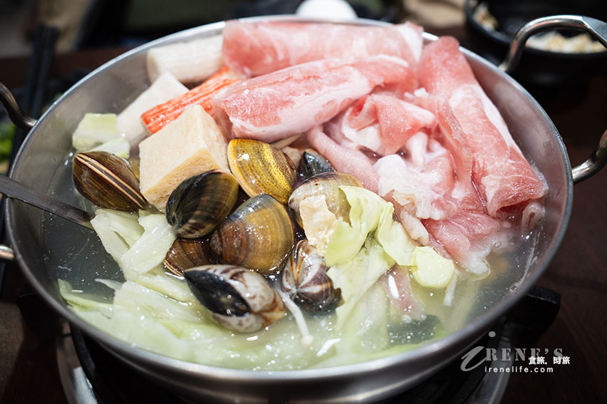 小火鍋店居然還有牛腱鍋、肋排鍋，魯肉飯、咖哩飯、王子麵、無限供應，胖胖霜淇淋一定要來一隻