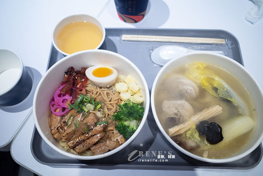 為外帶而生的多吃法拌湯麵，用日本知名的茅乃舍當基底高湯，湯濃麵可口