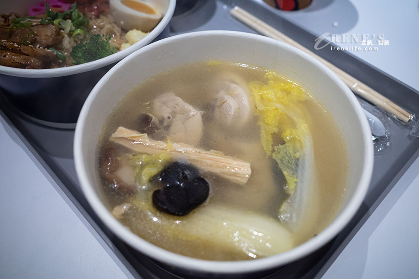 為外帶而生的多吃法拌湯麵，用日本知名的茅乃舍當基底高湯，湯濃麵可口